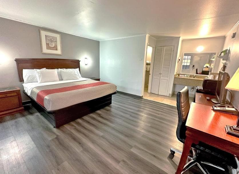 Red Carpet Inn - Stamford