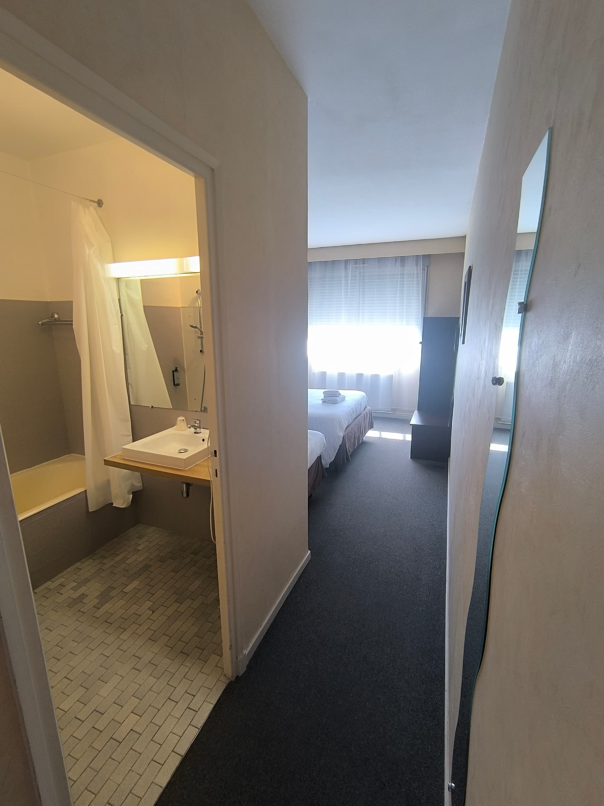 Adonis Lyon Est Artys Hotel