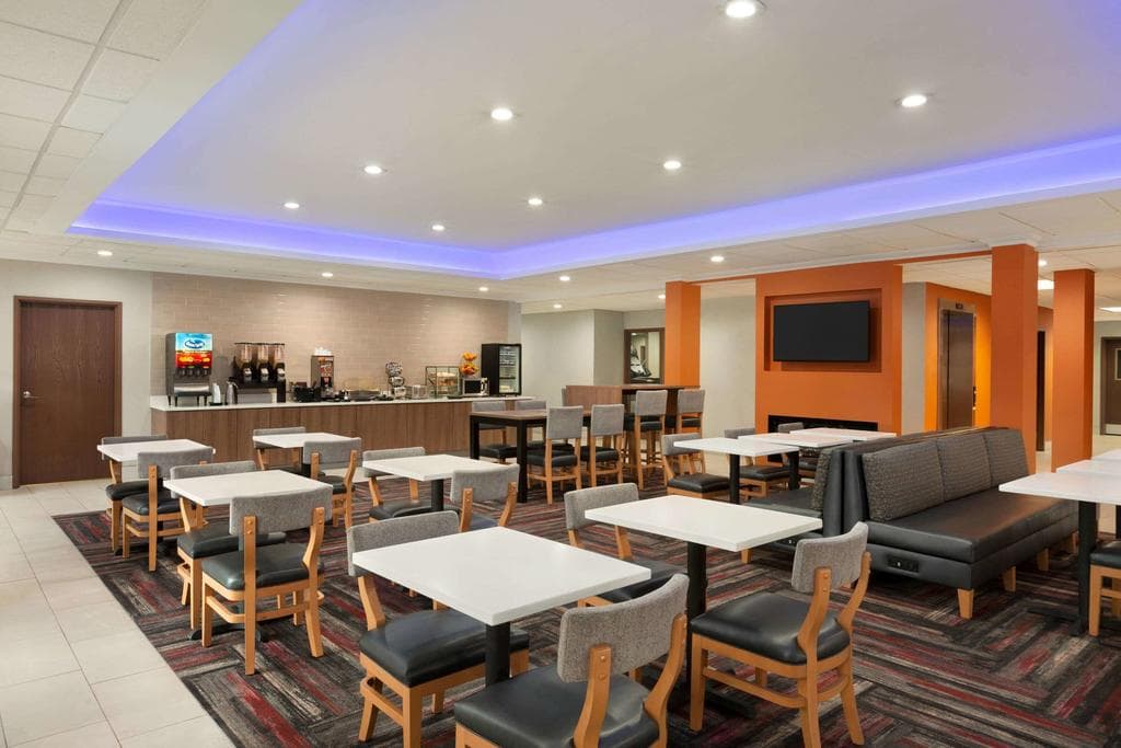 La Quinta Inn & Suites by Wyndham Lackawanna