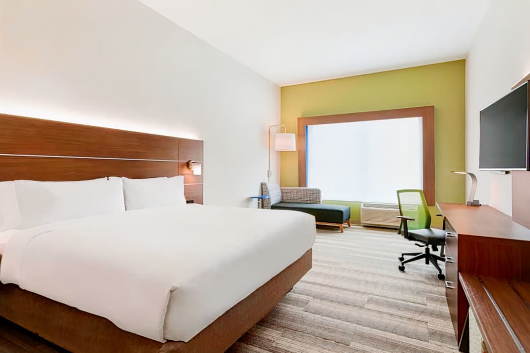 Holiday Inn Express and Suites Cincinnati Redbank