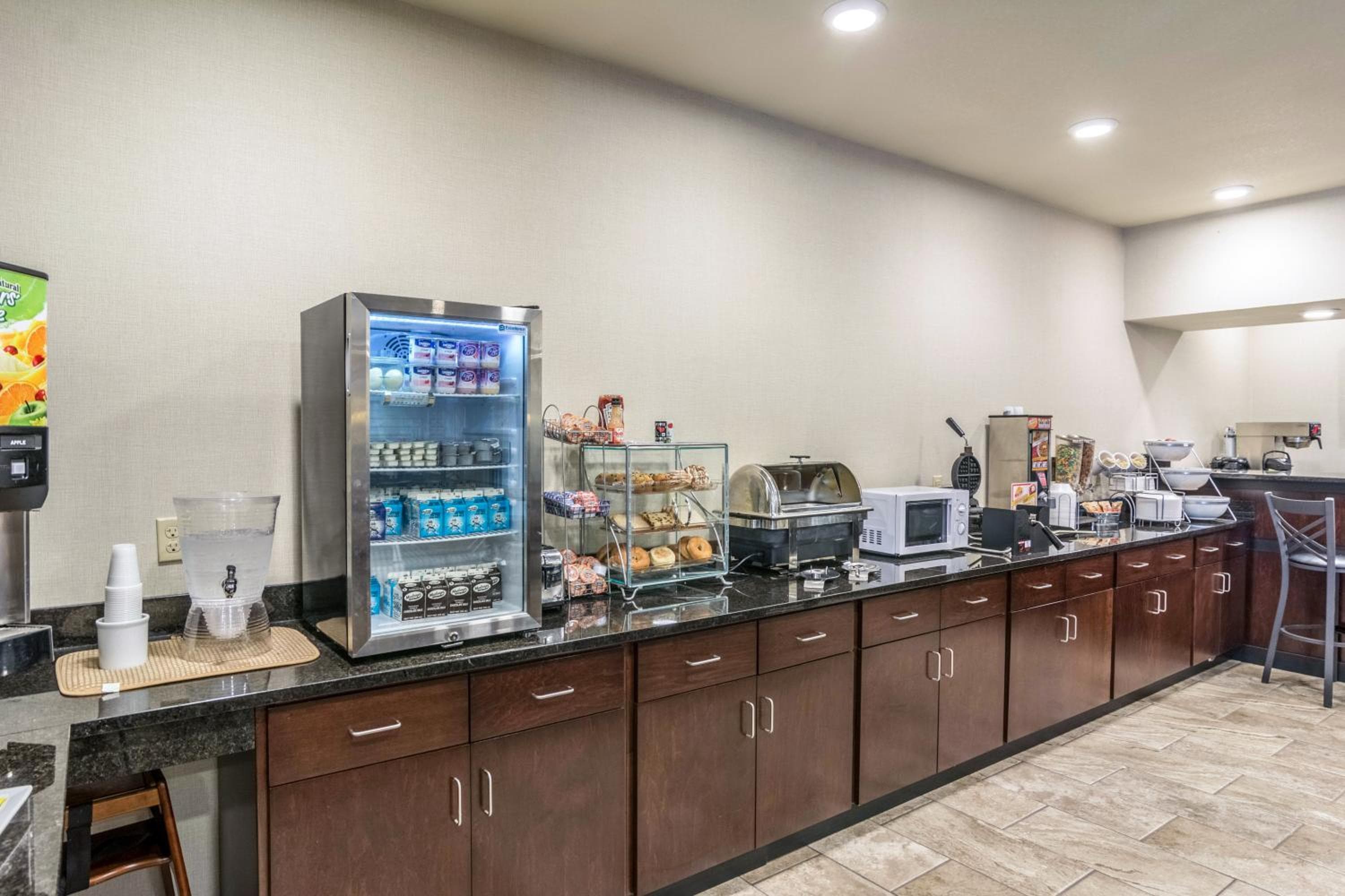 Cobblestone Hotel & Suites - Erie