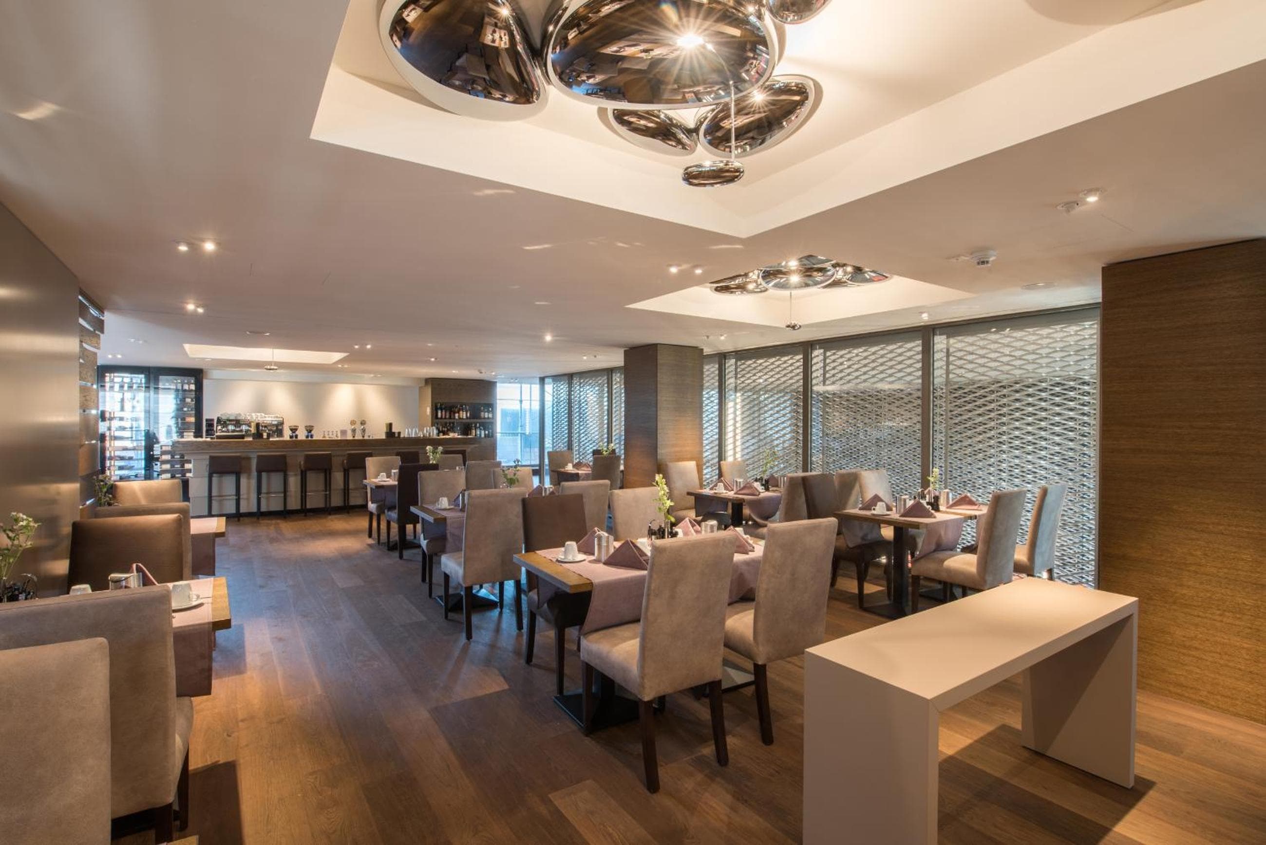 HOTEL illuster - Urban & Local