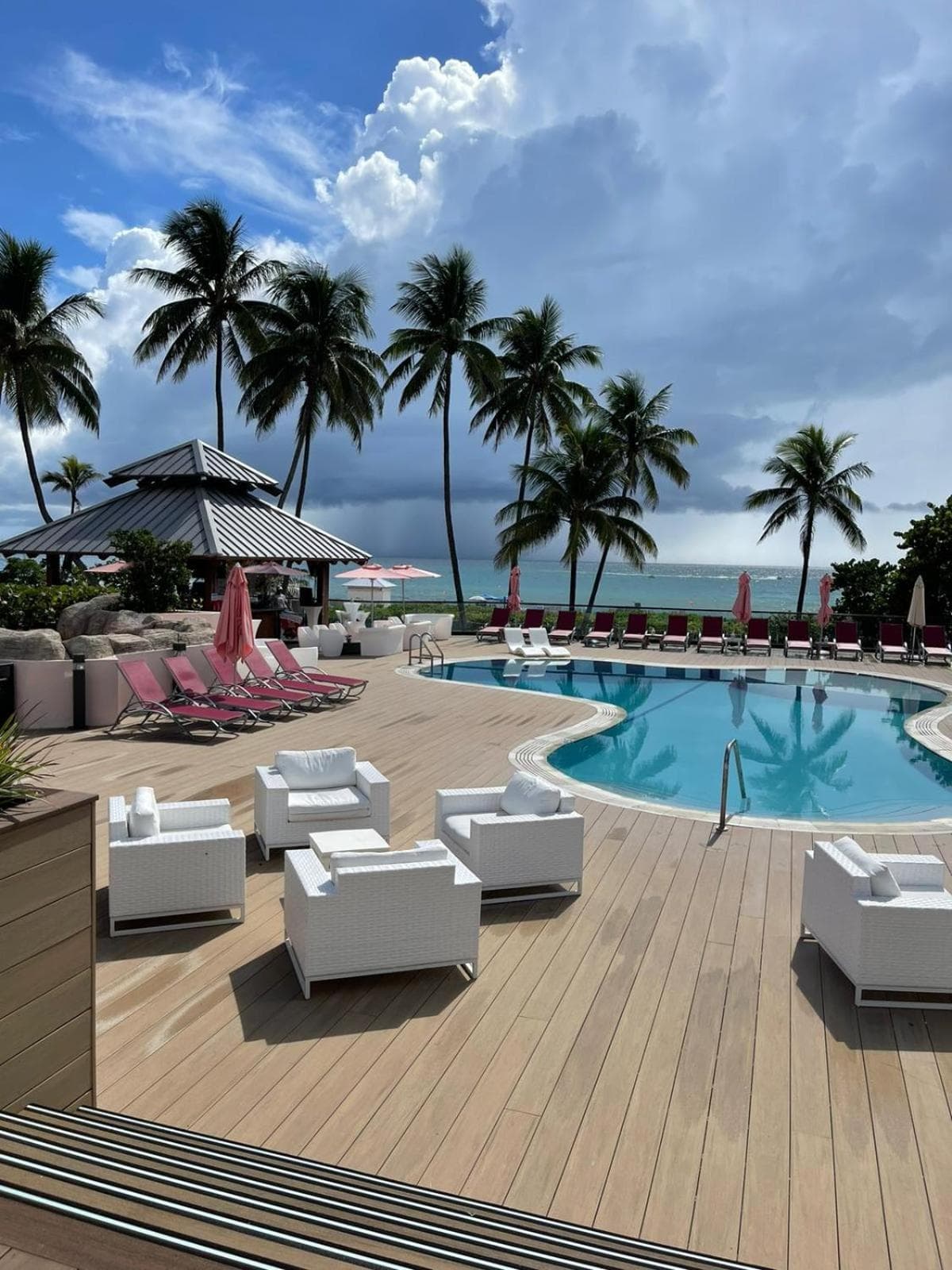 Deluxe Beach Resort - Hora Rental