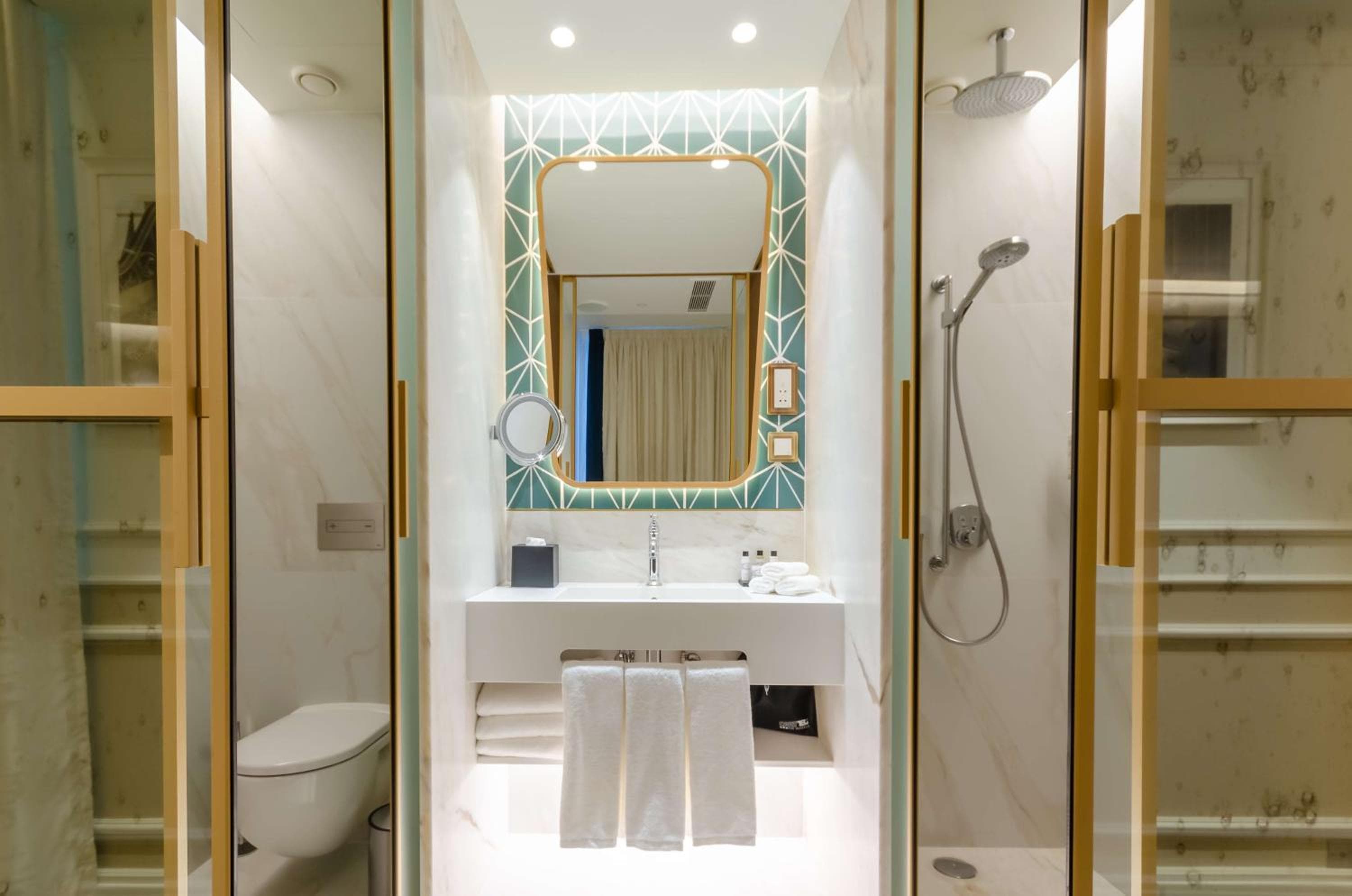 The Emerald House Lisbon Curio Collection By Hilton